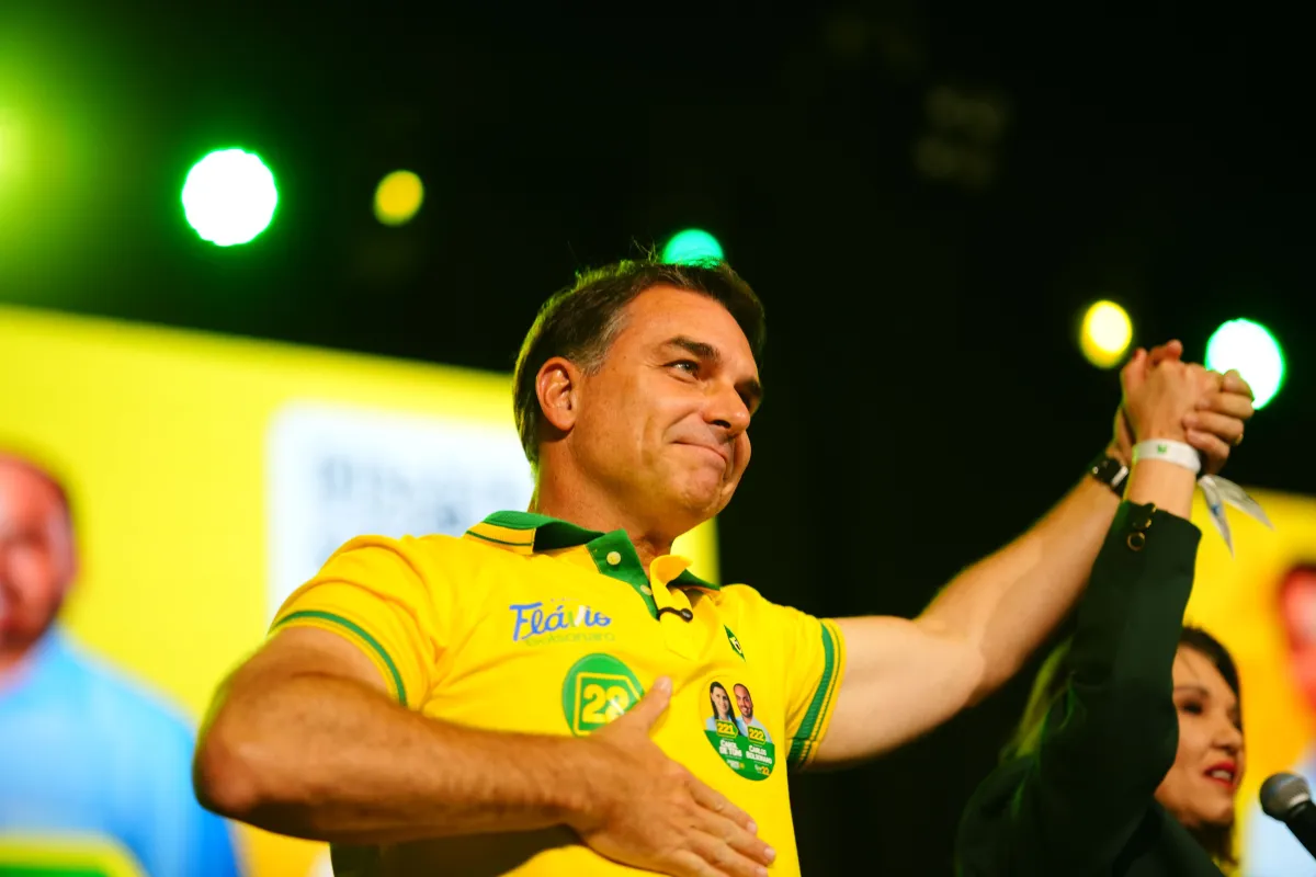 Flávio Bolsonaro critica reajuste do Bolsa Família em ato em Joinville, mas garante manutenção do valor